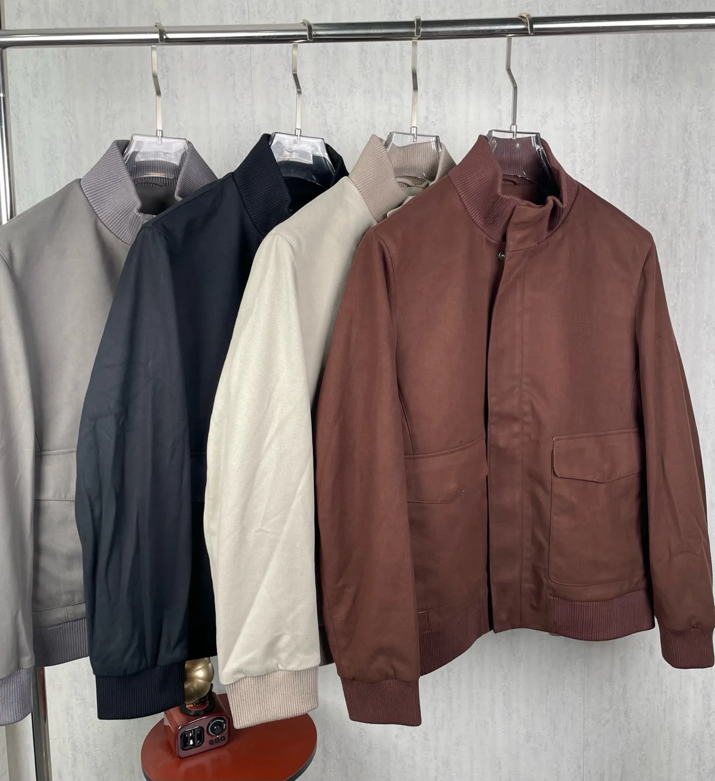 ! (Special version shipped next day) ❗️❗️❗️ LP LORO PIANA #6079 stand collar flocked work jacket The brand's exclusive ultra-fine velvety blended fabric is selected, with a fine suede matte matte texture. The fabric has been stain-resistant and pre-shrunk, and feels soft and not stiff. The high-density weave takes into account both stiff muscles and breathable properties. The dark and light color system has one coloring standard, no color difference or whitening defects. It is suitable for both spring and autumn single wear and winter inner wear, taking into account the casual and relaxed feeling and light luxury texture‼ ️ Customized metal double-headed zipper on the placket, with double-layer overlocking of the same fabric as the zipper, which can be opened and closed repeatedly without blocking the fabric; double-flap patch pockets on the chest, with built-in embossed LP shield-shaped wheat ears logo embossed on the bag flap, and the three-dimensional embossing is evenly deep and does not collapse; the cuffs are engraved with bright Lp Silver round metal buckle, buttonholes are reinforced with double-layer overlocking, and the brand's handwritten logo is finely embroidered on the hem of the cuffs. The lines are delicate and not off-line. The hidden pockets on both sides are fully closed, and the bag mouth is densely reinforced with no exposed hard seams to rub against the skin. ◽The entire body is precision overlocked and stitched throughout the entire body🔍 The shoulder seams, side seams, armholes, hems, and bag flap edges are all reinforced with double-strand stitching Lapel suede-feel work jacket, ultra-fine suede blended fabric + bag flap embossed embossing + cuff precision embroidery triple process makes the production more difficult. The cutting loss of suede fabric is much higher than that of ordinary woven fabrics. Six-color batch color control quality inspection, double routing inside and outside, and multiple inspections of hardware embroidery , if the imprint is blurred, the embroidery is skipped or the cut pieces are misplaced, the whole piece is scrapped. It is an intuitive reflection of the hard-core quality of Italian light luxury commuter jackets. Men who prefer soft matte textures and low-key simple outfits can distinguish the huge gap between ordinary work jackets at a glance. Color: Wine Red, Apricot Black Gray Size: 48 50 52 54 56
